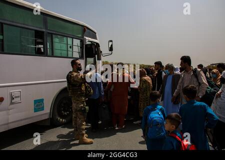 210828-M-JU875-1037 HAMID KARZAI INTERNATIONAL AIRPORT, Afghanistan (28. August 2021) Deutsche Militärs bearbeiten Evakuierungsbevollmächtige am Hamid Karzai International Airport, Afghanistan, 28. August. US-Dienstmitglieder unterstützen das Außenministerium bei der geordneten Inanspruchnahme von designiertem Personal in Afghanistan. (USA Marine Corps Foto von CPL. Davis Harris) Stockfoto