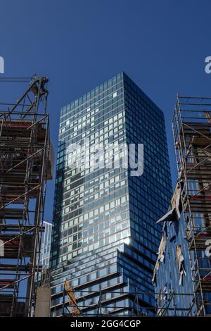 Sonnige Außenansicht des Omniturm-Turms zwischen zwei Gebäuden Baustelle in Frankfurt, Deutschland. Stockfoto