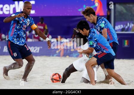 28. August 2021; Luzhniki-Stadion, Moskau, Russland: FIFA World Cup Beach Football-Turnier; Halbfinalspiel Japan gegen Senegal: Ozu Moreira, Naoya Matsuo und Takaaki Oba aus Japan kämpfen während des Spiels zwischen Japan und Senegal mit Raoul Mendy aus Senegal Stockfoto