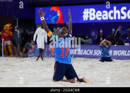 28. August 2021; Luzhniki-Stadion, Moskau, Russland: FIFA World Cup Beach Football-Turnier; Halbfinalspiel Japan gegen Senegal: Ozu Moreira aus Japan feiert den Sieg nach dem Spiel zwischen Japan und Senegal Stockfoto