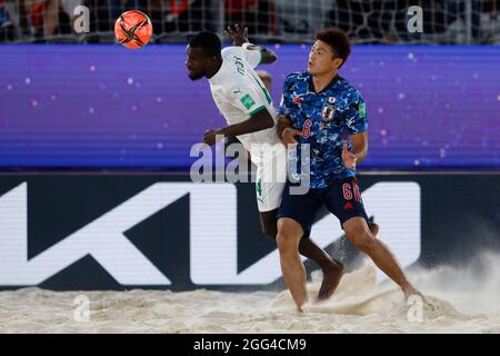 28. August 2021; Luzhniki Stadium, Moskau, Russland: FIFA World Cup Beach Football Turnier; Halbfinalspiel Japan gegen Senegal: Japans Takuya Akaguma gegen Papa Ndour aus Senegal, während des Spiels zwischen Japan und Senegal Stockfoto