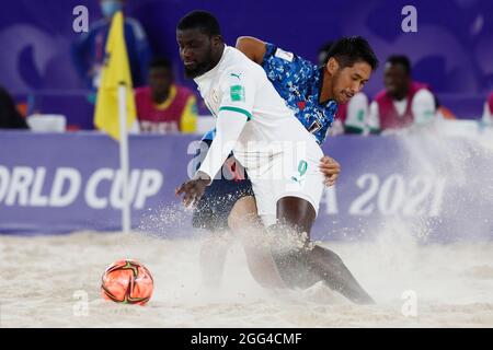 28. August 2021; Luzhniki Stadium, Moskau, Russland: FIFA World Cup Beach Football Turnier; Halbfinalspiel Japan gegen Senegal: Der japanische Masanori Okuyama tritt während des Spiels zwischen Japan und Senegal mit Raoul Mendy aus Senegal an Stockfoto