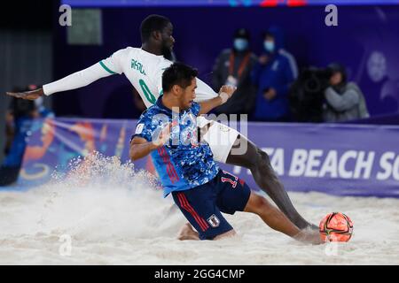 28. August 2021; Luzhniki Stadium, Moskau, Russland: FIFA World Cup Beach Football Turnier; Halbfinalspiel Japan gegen Senegal: Der japanische Masanori Okuyama tritt während des Spiels zwischen Japan und Senegal mit Raoul Mendy aus Senegal an Stockfoto