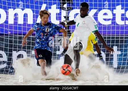 28. August 2021; Luzhniki-Stadion, Moskau, Russland: FIFA World Cup Beach Football-Turnier; Halbfinalspiel Japan gegen Senegal: Der japanische Takaaki Oba tritt während des Spiels zwischen Japan und Senegal mit Papa Ndour aus Senegal an Stockfoto