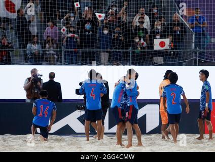 28. August 2021; Luzhniki-Stadion, Moskau, Russland: FIFA World Cup Beach Football-Turnier; Halbfinalspiel Japan gegen Senegal: Japanische Spieler feiern den Sieg nach dem Spiel zwischen Japan und Senegal Stockfoto