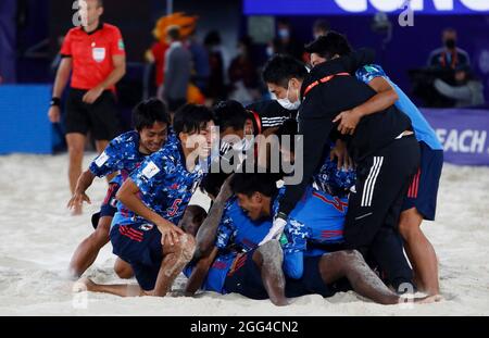 28. August 2021; Luzhniki-Stadion, Moskau, Russland: FIFA World Cup Beach Football-Turnier; Halbfinalspiel Japan gegen Senegal: Japanische Spieler feiern den Sieg nach dem Spiel zwischen Japan und Senegal Stockfoto