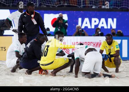 28. August 2021; Luzhniki-Stadion, Moskau, Russland: FIFA World Cup Beach Football-Turnier; Halbfinalspiel Japan gegen Senegal: Senegal-Spieler enttäuschten über die Niederlage nach dem Spiel zwischen Japan und Senegal Stockfoto