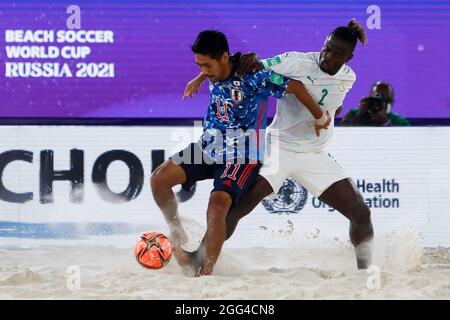 28. August 2021; Luzhniki-Stadion, Moskau, Russland: FIFA World Cup Beach Football-Turnier; Halbfinalspiel Japan gegen Senegal: Der japanische Masanori Okuyama tritt während des Spiels zwischen Japan und Senegal mit Ninou Diatta aus Senegal an Stockfoto