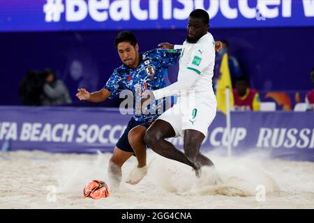 28. August 2021; Luzhniki Stadium, Moskau, Russland: FIFA World Cup Beach Football Turnier; Halbfinalspiel Japan gegen Senegal: Der japanische Masanori Okuyama tritt während des Spiels zwischen Japan und Senegal mit Raoul Mendy aus Senegal an Stockfoto