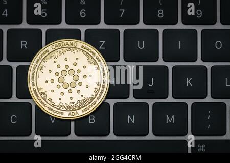 Close-up der Kryptowährung Cardano Ada auf einer Tastatur. Stockfoto