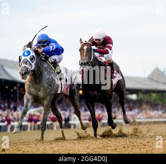 28. August 2021, Saratoga Springs, NY, USA: 28. August 2021: Essential Quality #2, geritten von Jockey Luis Saez hält einen hartnäckigen Midnight Bourbon #1 unter Jockey Ricardo Santana Junior zurück, um am 28. August 2021 auf der Saratoga Race Course in Saratoga Springs, N.Y., den Einsatz des Travers der Klasse 1 zu gewinnen. Scott SerioEclipse Sportswire CSM Stockfoto