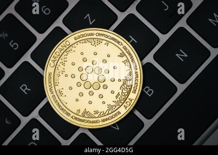 Close-up der Kryptowährung Cardano Ada auf einer Tastatur. Stockfoto