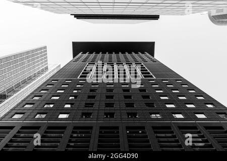 Abnehmende Perspektive Blick auf ruhige Straße zwischen landwirtschaftlichen Feld auf dem Land in Deutschland gegen blauen Himmel. Stockfoto