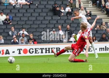 MILTON KEYNES, GROSSBRITANNIEN. 28. AUGUST Milton Keynes Dons Tennai Watson wird am Samstag, 28. August 2021, in der zweiten Hälfte der Sky Bet League One zwischen MK Dons und Accrington Stanley im Stadium MK, Milton Keynes, von Harvey Rodgers von Accrington Stanley herausgefordert. (Kredit: John Cripps | MI Nachrichten) Kredit: MI Nachrichten & Sport /Alamy Live Nachrichten Stockfoto