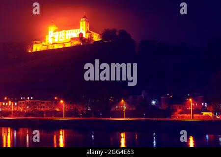 Würzburg Stadt in Deutschland Bayern Region . Nachtansicht der Festung Marienberg in Würzburg Deutschland. Hauptfluss und Burg auf dem Hügel Stockfoto