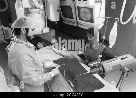 Austin Texas USA, um 1993: Arzt, der Angiogramm an Patienten im Krankenhaus durchführt. ©Bob Daemmrich Stockfoto