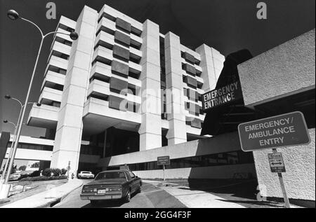 Austin Texas USA, um 1988: Noteingang zum städtischen Brackenridge Hospital, erbaut Ende der 1960er Jahre und ein Beispiel für die damals beliebte Brutalistische Architektur. Das Gebäude wurde 2021 abgerissen. ©Bob Daemmrich Stockfoto