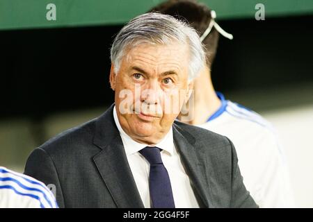 Sevilla, Spanien. August 2021. Carlo Ancelotti, Trainer von Madrid während des La Liga Santander 2021/2022-Spiels zwischen Real Betis und Real Madrid im Benito Villamarin-Stadion. (Endergebnis; Real Betis 0:1 Real Madrid) Credit: SOPA Images Limited/Alamy Live News Stockfoto