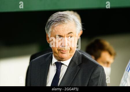 Sevilla, Spanien. August 2021. Carlo Ancelotti, Trainer von Madrid während des La Liga Santander 2021/2022-Spiels zwischen Real Betis und Real Madrid im Benito Villamarin-Stadion. (Endergebnis; Real Betis 0:1 Real Madrid) Credit: SOPA Images Limited/Alamy Live News Stockfoto