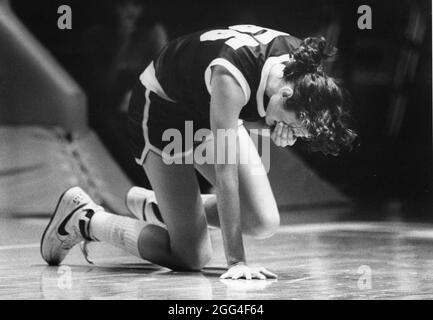 Austin Texas USA, um 1988: Sportverletzung: Jugendliches Mädchen reagiert, nachdem es während eines Basketballspiels der High School ins Gesicht geschlagen wurde. ©Bob Daemmrich Stockfoto