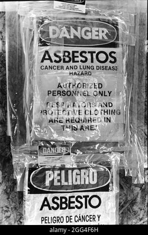 Austin Texas USA, um 1991: Umweltgefahren: Asbestschilder auf der Abbaustelle im Gebäude des staatlichen Büros. ©Bob Daemmrich Stockfoto
