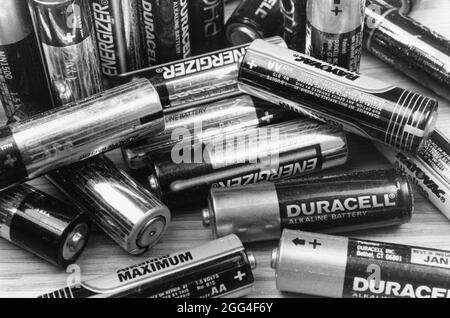 Austin Texas USA, um 1993: Entsorgungsschwierigkeiten in der Umwelt: Gebrauchte AA-Batterien sind vom Verbraucher nicht recycelbar, daher werden sie einfach weggeworfen. Stockfoto