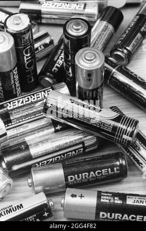 Austin Texas USA, um 1993: Entsorgungsschwierigkeiten in der Umwelt: Gebrauchte AA-Batterien sind vom Verbraucher nicht recycelbar, daher werden sie einfach weggeworfen. Stockfoto