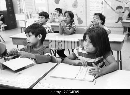 Austin Texas USA, 1991: Hispanische Erstklässler im zweisprachigen Klassenzimmer der Sanchez Elementary School. EV3-0326 ©Bob Daemmrich Stockfoto