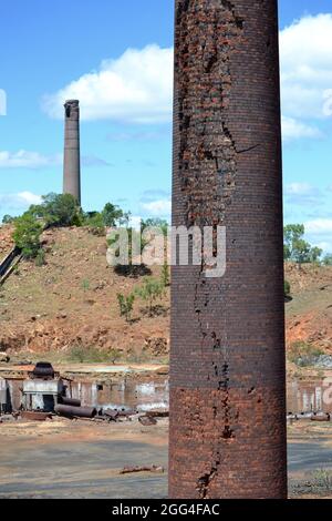 Die Überreste der historischen Stätte der Chillagoe-Hütte in Queensland mit Ziegelkaminen und alten, nicht mehr verwendeten Geräten aus dem frühen 20. Jahrhundert Stockfoto