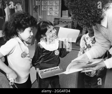 Austin Texas USA, um 1991: Hispanische Kindergärtnerin, die mit hispanischen Schülern in der Klasse interagiert. ©Bob Daemmrich Stockfoto