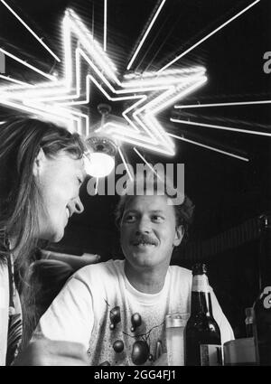 Austin Texas USA, um 1989: Treffen des Paares zum Abendessen im Restaurant. ©Bob Daemmrich Stockfoto