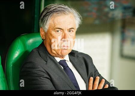 Sevilla, Spanien. August 2021. Carlo Ancelotti, Trainer von Madrid während des La Liga Santander 2021/2022-Spiels zwischen Real Betis und Real Madrid im Benito Villamarin-Stadion. (Endergebnis; Real Betis 0:1 Real Madrid) (Foto von Francis Gonzalez/SOPA Images/Sipa USA) Quelle: SIPA USA/Alamy Live News Stockfoto