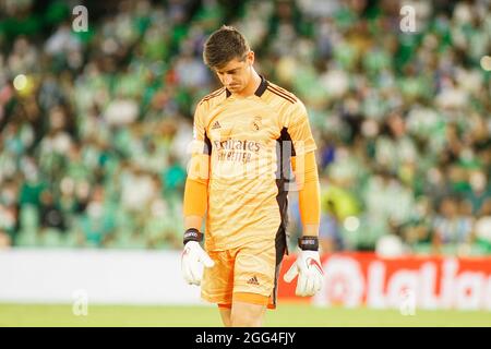 Sevilla, Spanien. August 2021. Thibaut Courtois in Aktion während des La Liga Santander 2021/2022-Spiels zwischen Real Betis und Real Madrid im Benito Villamarin-Stadion. (Endergebnis; Real Betis 0:1 Real Madrid) (Foto von Francis Gonzalez/SOPA Images/Sipa USA) Quelle: SIPA USA/Alamy Live News Stockfoto