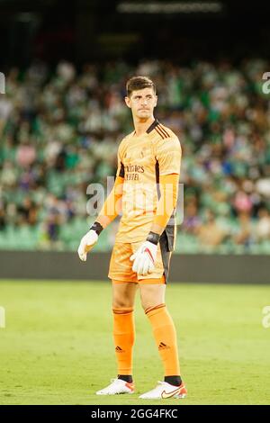 Sevilla, Spanien. August 2021. Thibaut Courtois in Aktion während des La Liga Santander 2021/2022-Spiels zwischen Real Betis und Real Madrid im Benito Villamarin-Stadion. (Endergebnis; Real Betis 0:1 Real Madrid) (Foto von Francis Gonzalez/SOPA Images/Sipa USA) Quelle: SIPA USA/Alamy Live News Stockfoto