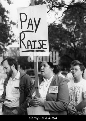 Austin Texas USA, 1993: Die texanischen Staatsarbeiter ziehen sich vor dem Texas Capitol für Lohnerhöhungen und bessere Leistungen nach einer Quetschung der Haushaltssitzung in der Gesetzgebung des Bundesstaates zusammen. ©Bob Daemmrich Stockfoto