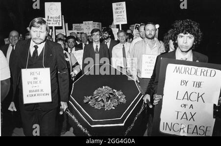 Austin, Texas, USA, um 1987: Lehrer und Politiker marschieren auf dem Texas Capitol für höhere Bezahlung für Lehrer. ©Bob Daemmrich Stockfoto