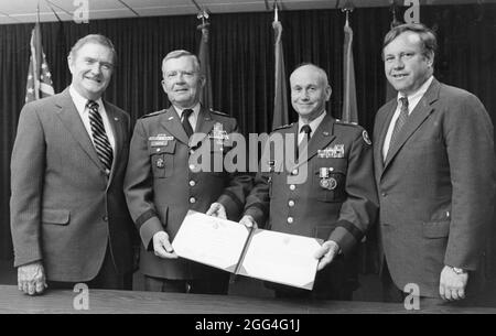 Austin Texas USA, um 1988: Bei der Preisverleihung in den Ruhestand tretende Generäle der Nationalgarde. Auf der linken Seite ist Bürgermeister Roy Butler und auf der rechten Seite ist John Ohnmacht. ©Bob Daemmrich Stockfoto