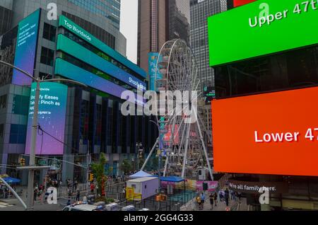 New York, Usa. August 2021. Der Times Square in New York City begann, eine wachsende Zahl von Touristen willkommen zu heißen. Ein riesiges Riesenrad wird gebaut, um Touristen willkommen zu heißen, während die Stadt am 28. August 2021 von der Pandemie zurückspringen wird. (Foto von Ryan Rahman/Pacific Press) Quelle: Pacific Press Media Production Corp./Alamy Live News Stockfoto