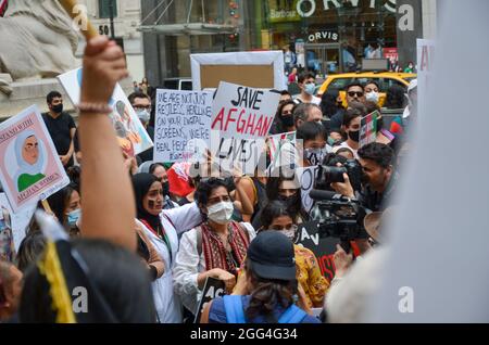 New York, Usa. August 2021. Hunderte versammelten sich in der Bryant Park Library, New York City, um friedlich zu protestieren, um auf die anhaltende humanitäre Krise in Afghanistan am 28. August 2021 aufmerksam zu machen. (Foto von Ryan Rahman/Pacific Press) Quelle: Pacific Press Media Production Corp./Alamy Live News Stockfoto