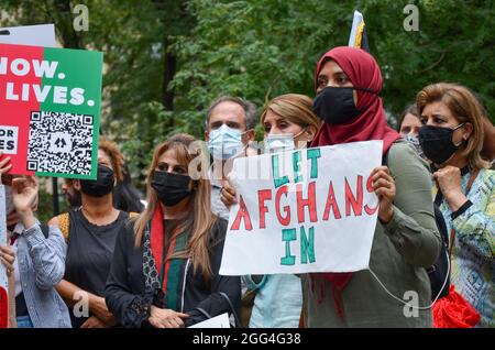 New York, Usa. August 2021. Hunderte versammelten sich in der Bryant Park Library, New York City, um die Entscheidung der Vereinigten Staaten zu kritisieren, US-Truppen aus Afghanistan abzuziehen und zu fordern, alle Flüchtlinge in die USA zu lassen. (Foto von Ryan Rahman/Pacific Press) Quelle: Pacific Press Media Production Corp./Alamy Live News Stockfoto