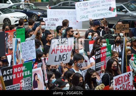 New York, Usa. August 2021. Hunderte versammelten sich in der Bryant Park Library, New York City, um die Entscheidung der Vereinigten Staaten zu kritisieren, US-Truppen aus Afghanistan abzuziehen und zu fordern, alle Flüchtlinge in die USA zu lassen. (Foto von Ryan Rahman/Pacific Press) Quelle: Pacific Press Media Production Corp./Alamy Live News Stockfoto