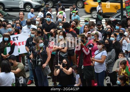 New York, Usa. August 2021. Hunderte versammelten sich in der Bryant Park Library, New York City, um friedlich zu protestieren, um auf die anhaltende humanitäre Krise in Afghanistan am 28. August 2021 aufmerksam zu machen. (Foto von Ryan Rahman/Pacific Press) Quelle: Pacific Press Media Production Corp./Alamy Live News Stockfoto