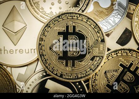 Bitcoin physische Münze Nahaufnahme, auf andere Kryptowährungsmünzen Stockfoto