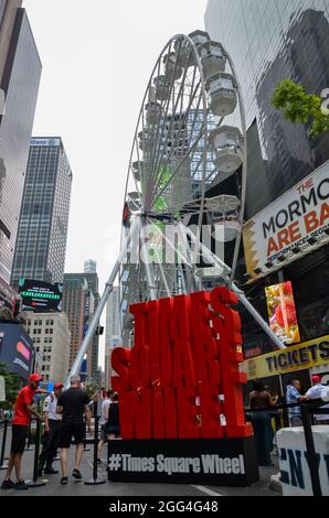 New York, Usa. August 2021. Der Times Square in New York City begann, eine wachsende Zahl von Touristen willkommen zu heißen. Ein riesiges Riesenrad wird gebaut, um Touristen willkommen zu heißen, während die Stadt am 28. August 2021 von der Pandemie zurückspringen wird. (Foto von Ryan Rahman/Pacific Press) Quelle: Pacific Press Media Production Corp./Alamy Live News Stockfoto