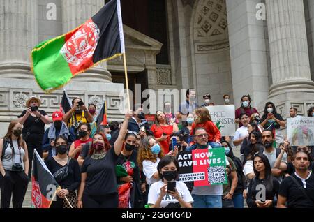 New York, Usa. August 2021. Hunderte versammelten sich in der Bryant Park Library, New York City, um friedlich zu protestieren, um auf die anhaltende humanitäre Krise in Afghanistan am 28. August 2021 aufmerksam zu machen. (Foto von Ryan Rahman/Pacific Press) Quelle: Pacific Press Media Production Corp./Alamy Live News Stockfoto