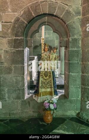 Dinant, Wallonien, Belgien - 8. August 2021: Üppig gekleidete Statue der Maria als Mutter mit Jesus, beide gekrönt, in offenem Nischenfenster in Coll Stockfoto