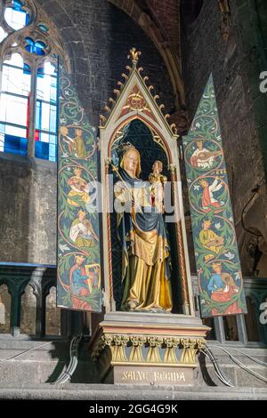 Dinant, Wallonien, Belgien - 8. August 2021: Gemalte Statue der madonna mit Kind, Maria und Jesus, in einer gemalten Schachtel mit dem Namen Regina Caele in Collégi Stockfoto