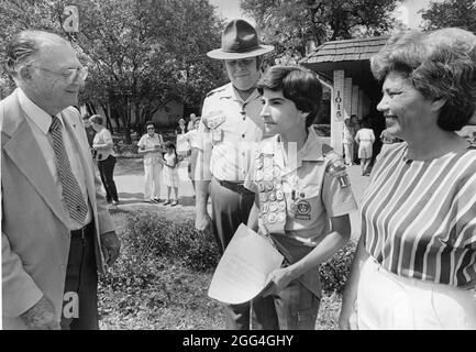 Austin Texas USA, 1984: Pfadfinder in Uniform erhält eine Auszeichnung von einem Vertreter der Sons of the American Revolution für den Bau einer Fahnenstange in einem Pflegeheim im Rahmen seines Eagle Scout Projekts. ©Bob Daemmrich Stockfoto