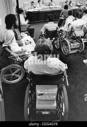 Austin Texas USA, 1987: Mitglieder der Behindertengemeinde treten bei einer Sitzung des Stadtautos in vollem Umfang auf, um sich für einen leichteren Busverkehr einzusetzen. ©Bob Daemmrich Stockfoto