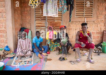 Yaoumou Arama (50) floh vor Gewalt und Unsicherheit im Nordosten von Burkina Faso und lebt heute als Binnenvertriebene in der westlichen Stadt Nouna. Yaoumou ist die alleinige Ernährerin ihrer siebenköpfigen Familie und bringt ein karges Leben ein, indem sie kocht und Snacks und Mahlzeiten an die Nachbarn verkauft. Ihr älterer Mann ist kränkeln und arbeitsunfähig. Ihre Jugendlichen und erwachsenen Kinder können keine Arbeit finden. Die Familie lebt auf einem kleinen, gemieteten Grundstück, wo man nirgendwo landwirtschaftlicher machen kann, und kämpft mit Hunger und genug Geld, um Lebensmittel zu kaufen. „Ich genieße das Leben hier nicht“, sagt sie. „Es gibt keinen Arbeitsplatz. Wenn ich hier auf der Farm wäre Stockfoto